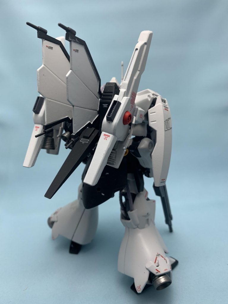 バックパック?はキットのを主軸にクレイバズの接続フックがあった場所を1mm延長しEx-sの膝を改造したものを付けれるようにしてます。
ディジェ特有の放熱フィンは最初は付ける気は無かったのですが、余りにもディジェ感が無かったので一回り小さいサイズをプラ板で自作し、先端のセンサー?もプラ棒で自作してます。