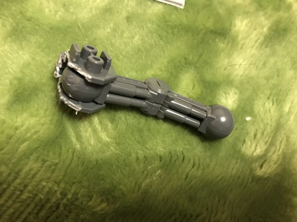 元々ミーティアユニットは、フリーダムとジャスティスにしか対応しないので、接続パーツの一部を切り取りました。アーム部分も、ギリギリまで可動部分をカットしました。