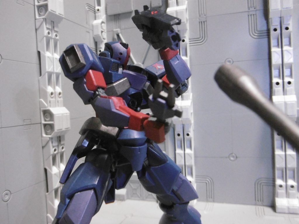 用途に応じて武器を分割し、軽量化や小回りに優れさせたり、パイル部をショットランサーの如く射出する事も。
これにより牽制・移動・攻撃の他に、掘削・登器（壁よじ登り）・開器（開錠）等の忍器としての利用も可能に。構造は同じなので隴叡でも使えますが、手の内を晒す事になるので残月専用の設定だったりします。
忍者感だけでも微妙なのに、*やり過ぎると鉄血の世界観からかけ離れていくので*。