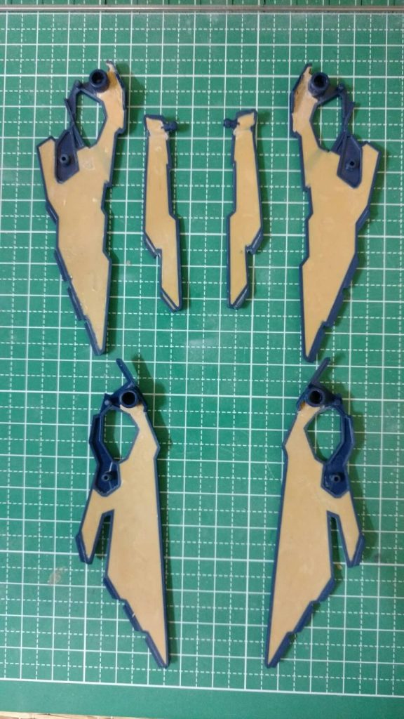 裏側は基本的にエポパテで埋めていますが、小さな窪みなどは瞬間接着剤で埋めています。