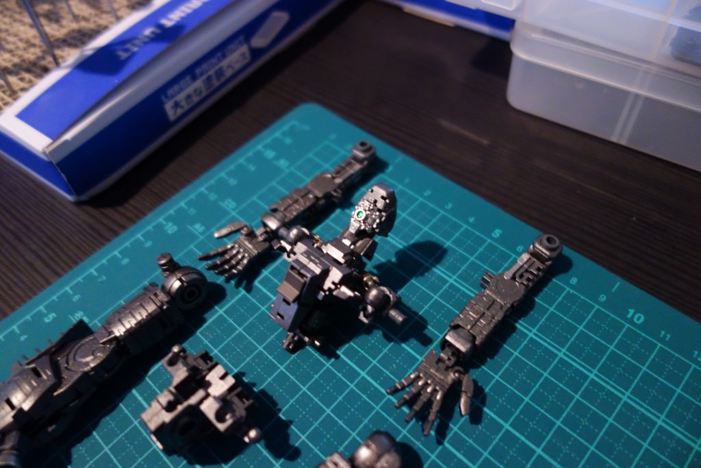 内部フレーム。カメラアイの部分は完成間際にシルバーで塗装し直し、レンズ部分はクリアグリーン筆塗りです。