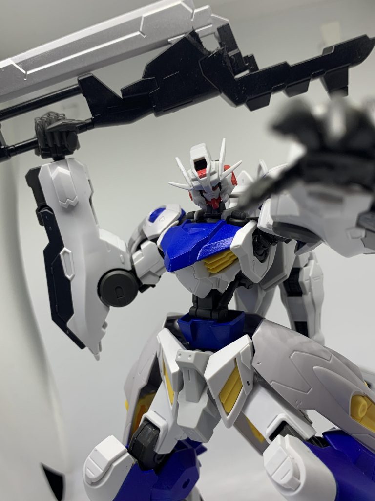 もちろんアームドランチャーは腕と付け替えて使えます。
パワー勝負なら切り替えるのがいいですよね
今持ってる武装のブレイクブレードは刃が折りたためるので斧と剣に切り替えれます