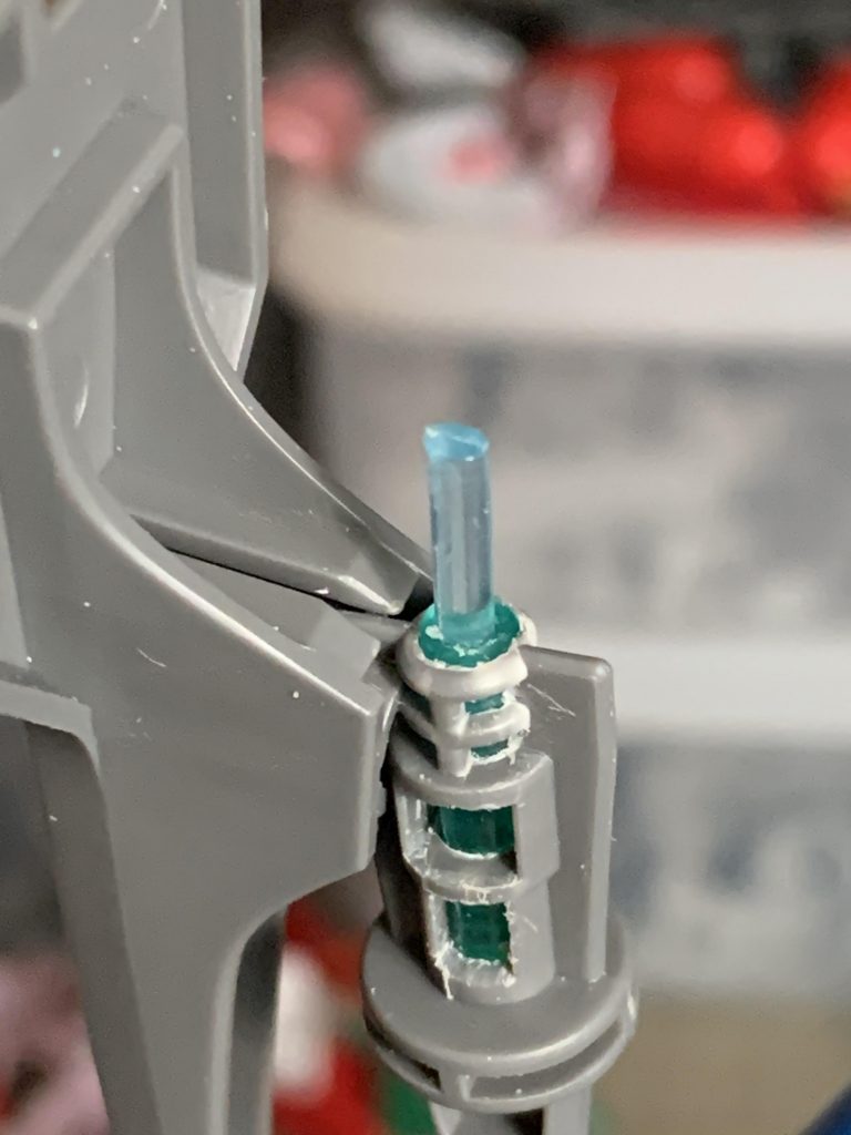 魔導杖は鉄血ウェポンを加工しています。クリアランナーはこういう時に役に立ちますね。3mmランナーに穴を開けて2mmランナーを差し込んで、100均のビーズを差し込んでいます。