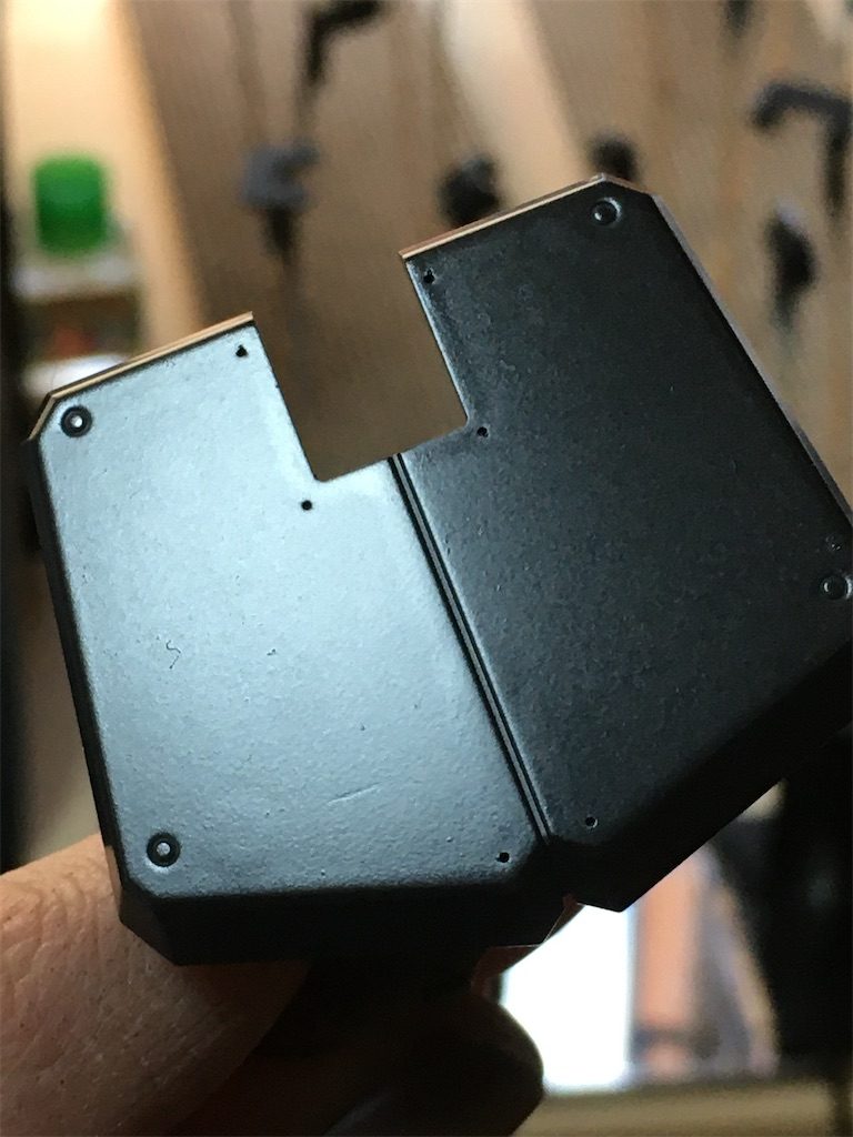 ダークブルーの外装の塗装。
若干垂れてるような…w