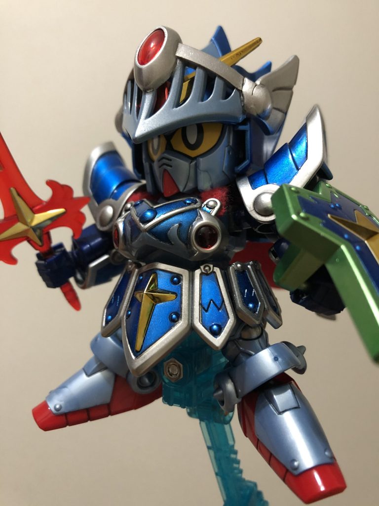 塗装とマスキングの練習用に製作本体は塗装の剥げが嫌なんでパチ組ですが足のみ付け根の部分で1.2ミリ延長してあります。兜はバイザーの接続部が丸見え丸出しだった為KPSランナー接着後、ナイフとヤスリで整形し、コトブキヤの丸モールドでディテールアップしてあります。