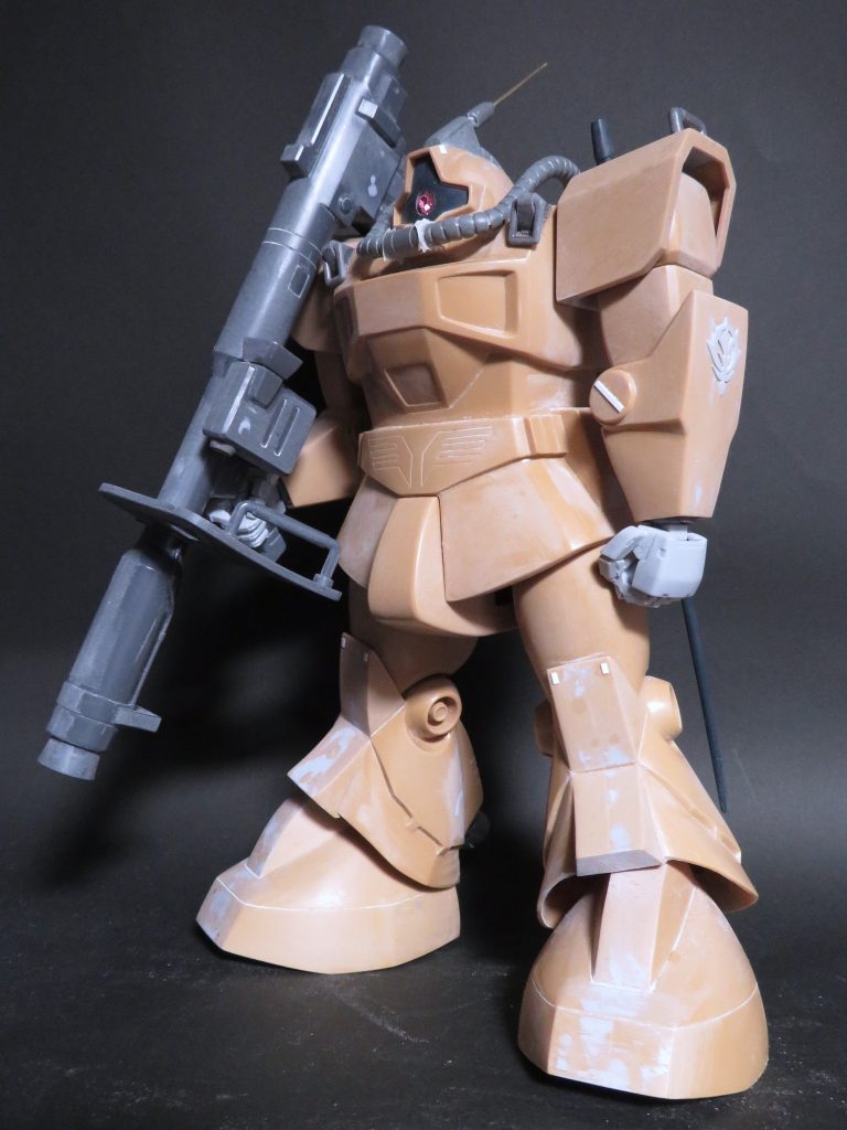 腕のジオン公国章は、ビルダーズパーツを接着後に薄く削っています。