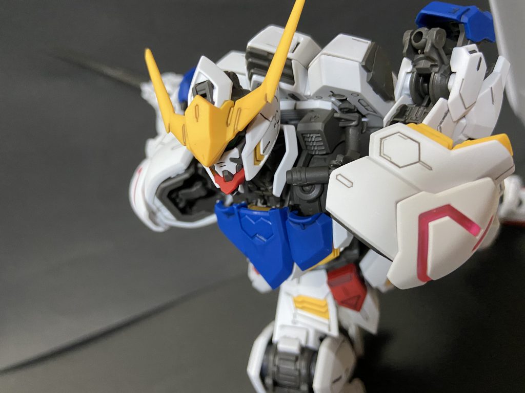 先を見据えて




なぜ太刀を腰にさせるようにしたかったかというと、デザイナーの方がバルバトスのイメージは若武者や足軽のイメージだと仰っていたので
じゃあ腰に太刀だな！となりました
ご覧頂きありがとうございましたー