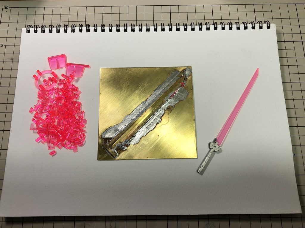 金型を自作してランナーをクリアパーツに再形成して改造に使ってます。