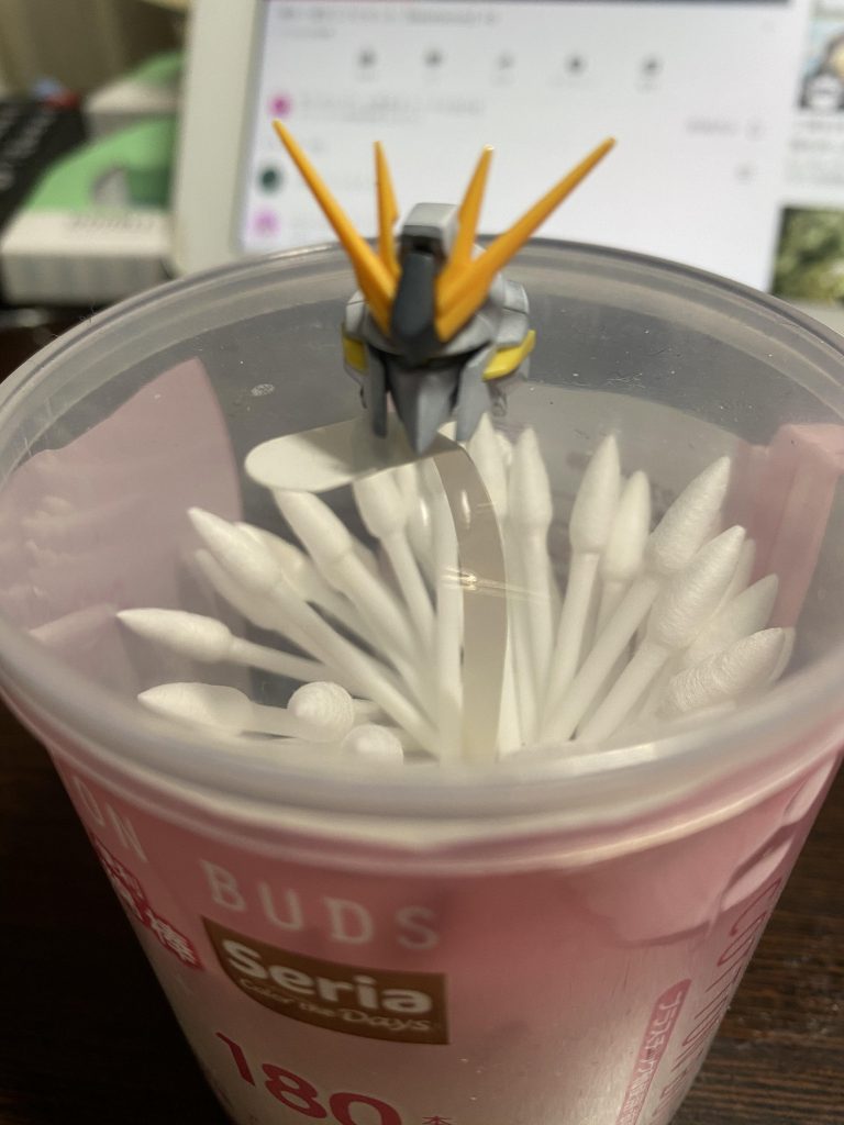 途中まで塗装しているときに角変えました。νガンダムの角です。