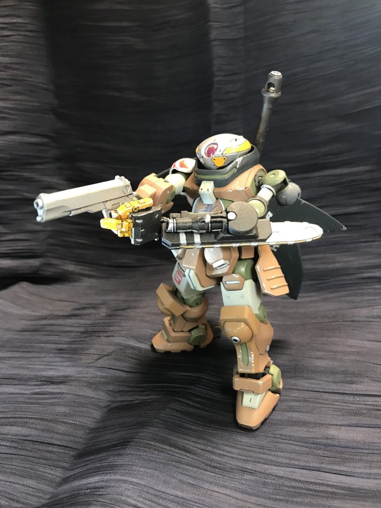 トリガーガードに指がかけられるよう左手の表情も変えます。