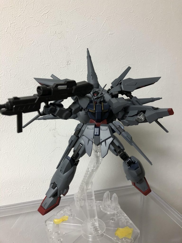 ライフルを構えたポーズ
ライフルがでかくてカッコイイ!
分かりにくいですが
古いキットなのでライフルには合わせ目がガッツリ!