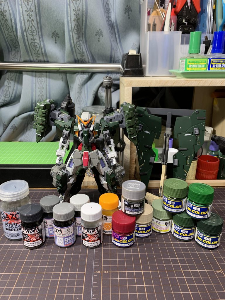 塗料です!!

フレームはメカサフライトとポイントでMSグリーンを使用。
メイン(本体、シールド)はクレオスの15、少しだけですが340に6を混ぜたもの、追加武装は340と129を調色して塗装しました。

ご覧いただきありがとうございました( •̀ᴗ•́ )/