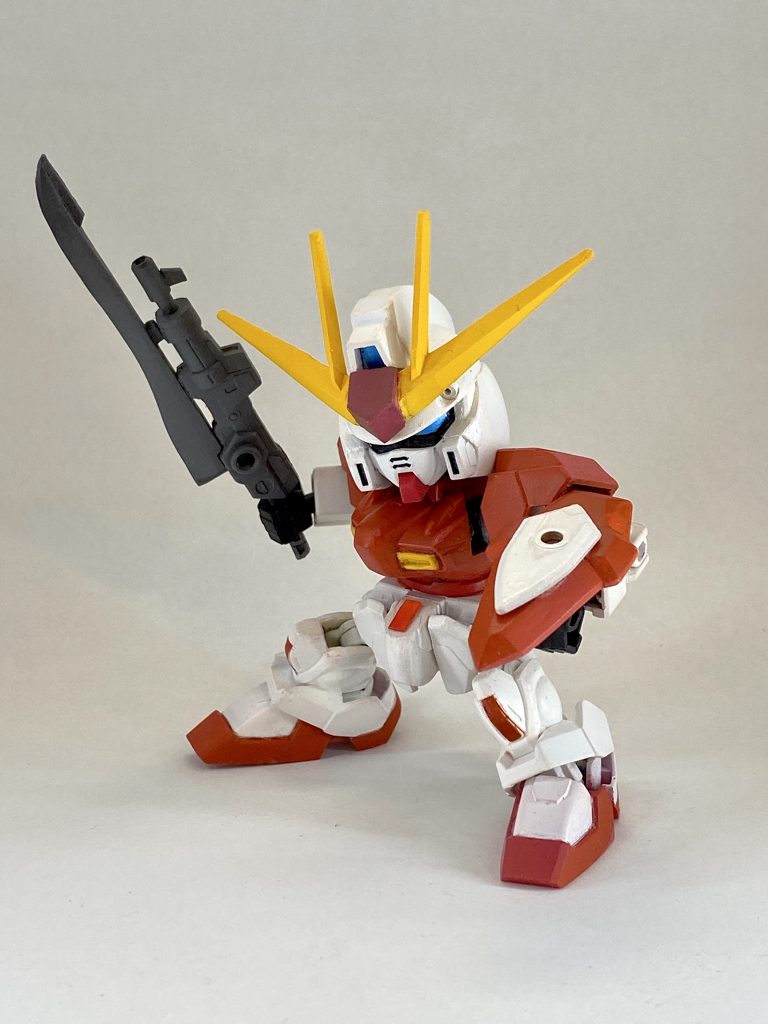 武装はシールドと、ライフルから剣に変形可能なソードライフル、そして頭部に追加したバルカンです。ブレードとシールドはプラバンとポリパテで作りました。ほんとポリパテのおかげで改造の幅が広がります。