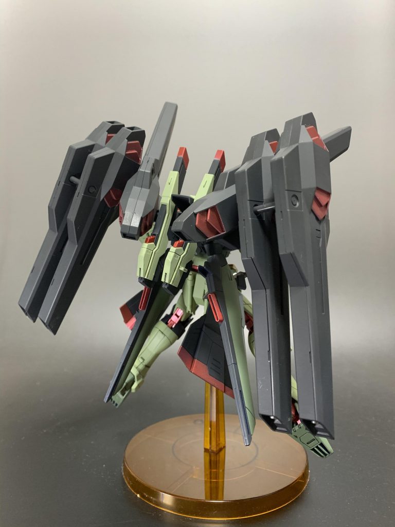 背面から！
背中のアメイジングウェポンバインダーはジョイントを介して3つずつ合計6個が接続されており、しっかりと保持できるようになっています！