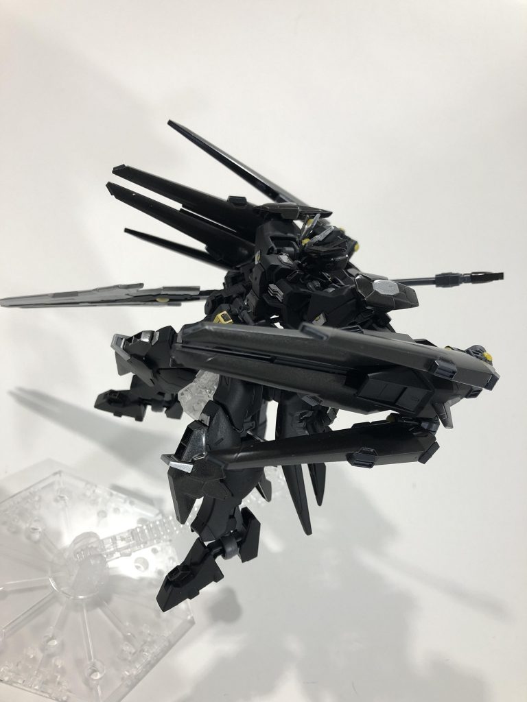 「キアーメトン」、フルバーストモード。バインダーの銃口を正面に向けて一斉発射することができます。もちろんアームを使えば、バーニア特化のビームライフルのみを正面に向けることも可能です。