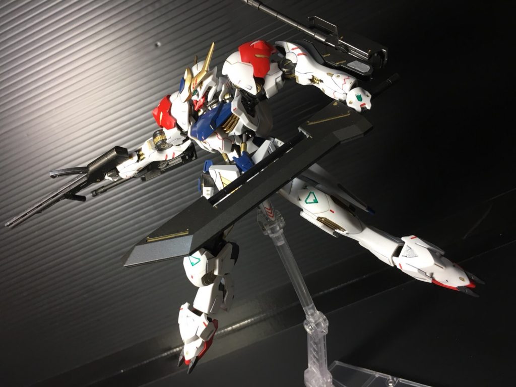 ユーゴー用のライフルとバスターソードも作ってます。