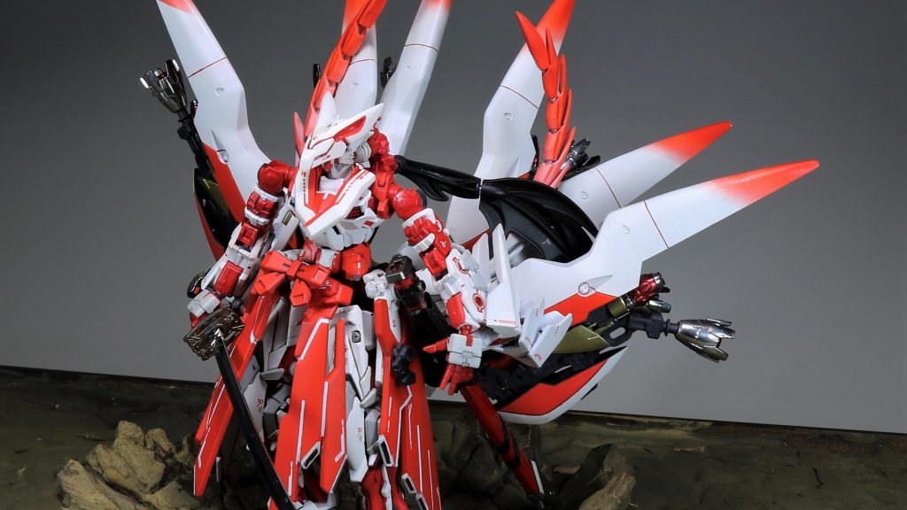 尻尾は、Gルシファーのスカート・ファンネル3基を分割し6本、ギラーガのギラーガテイルを2本、ゴールドフレーム天のマガノイクタチ(禍ノ生太刀)を最後の一本にしています。
尻尾は、RGのMk2の足を6本使ってスカートファンネルをマウントさせています。
ファンネルはすべてスライドして取り外しできるようにしてあります。