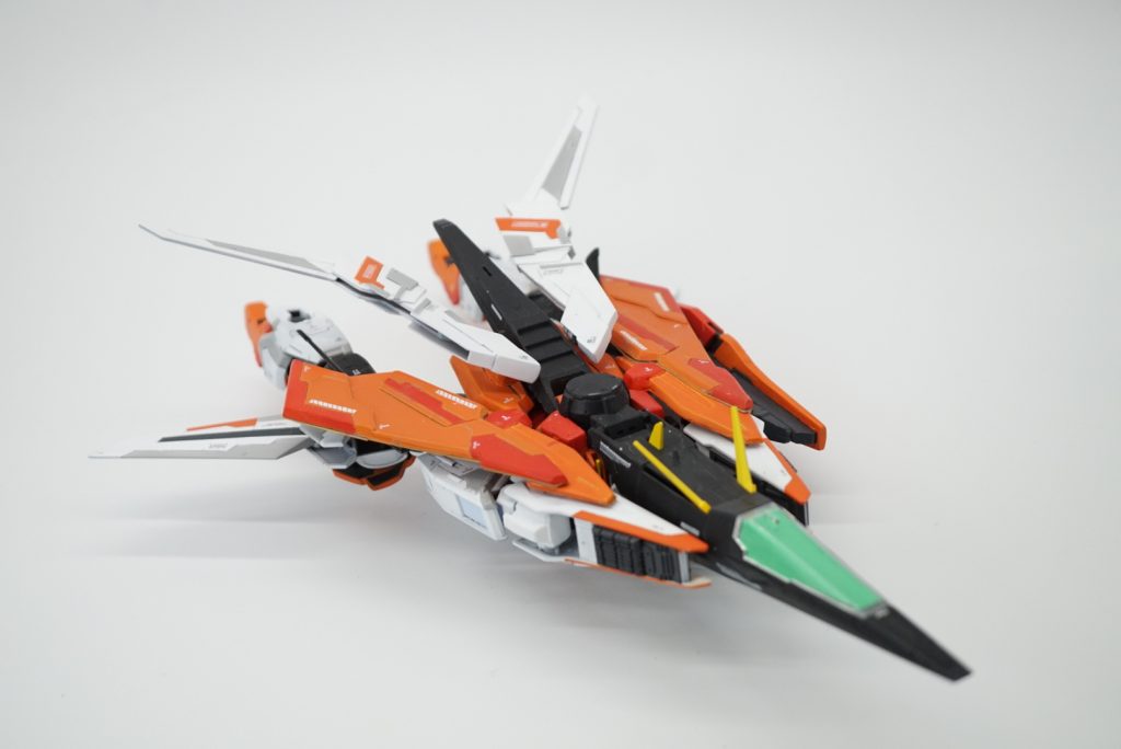 大型化した肩裏装甲は飛行形態時により直線的になるようにしてます