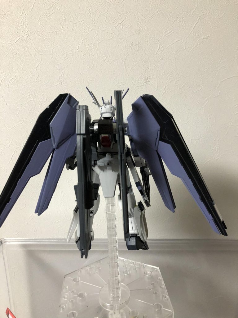 背面にはダブルオースカイのバスターソードとロングライフルを付けました。