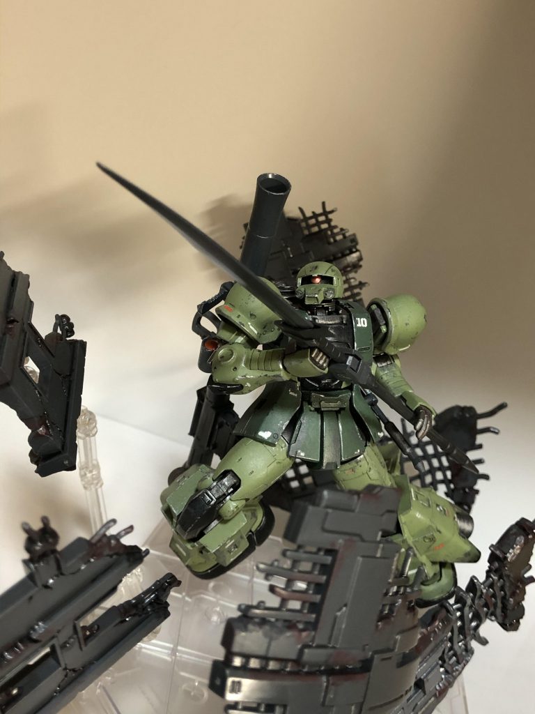 せっかくなのでデブリセットも少し汚して併せてみました。ガンダムベース限定なのが玉に瑕ですが、お手軽にジオラマ気分が味わえていいものですね。