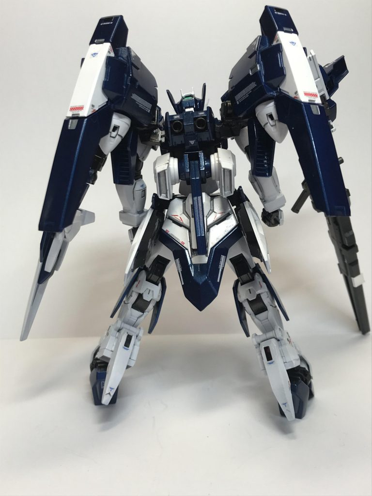 後ろです! トールギスやフルバーニアンを意識したのでバーニアが沢山あります。
ちなみにバックパックの後ろには多連装ミサイルが搭載されている設定です!