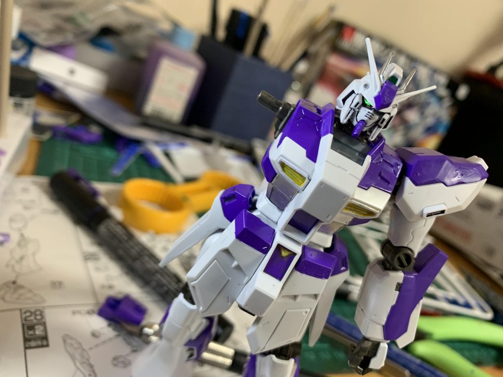 ツインアイはガイアカラーの蛍光イエローグリーンで塗装、フロントガードはデザインナイフで筋彫りしてます。