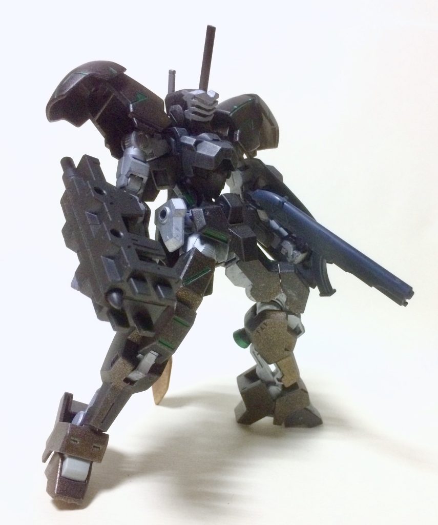 フル装備
右腕にスパイクシールド
左腕にシールド、ライフル
背中に大型ブレード