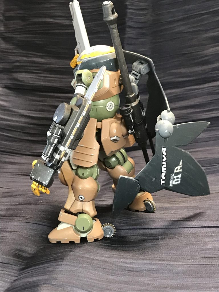 背中にはライフルを。ゾンビハンターならそこはショットガンなんだろうけど。
踵の車輪はカウボーイの拍車をイメージしてます。セリアの歯車アクセを使いました。