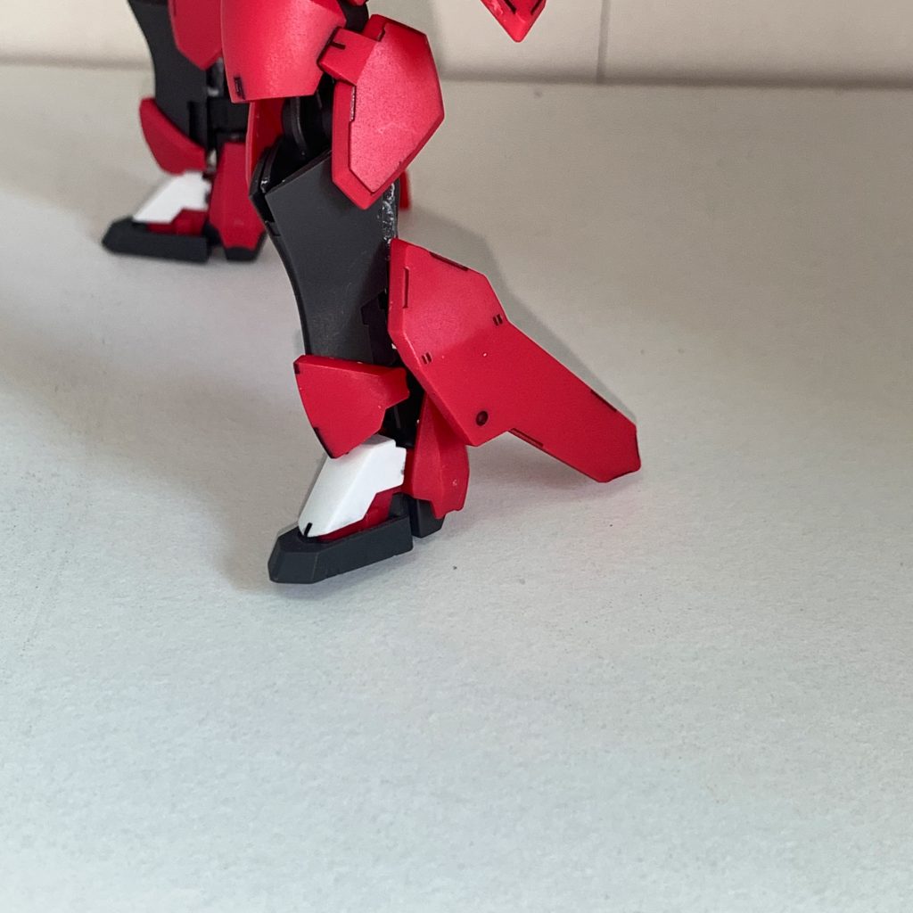 地上でのキャノン砲の安定のためにスネの装甲を二重にして可動式安定板を追加