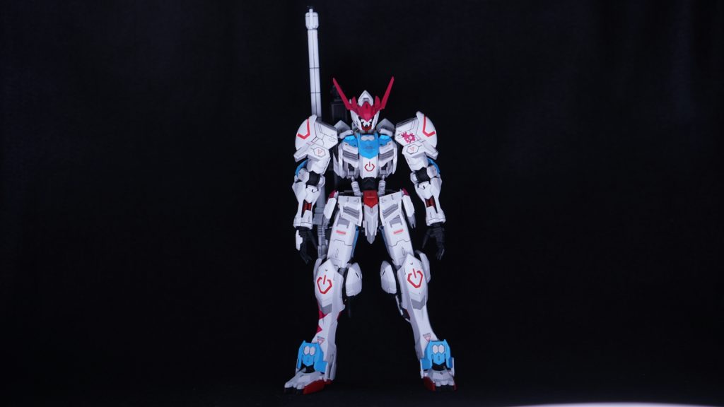 白、青、ジャガーパープルのバルバトスです!
怖いイメージバルバトスを可愛かっこいいにしたくてこの色にしてみました。
ガンダム特有のイエローは、あまり自分の中でしっくりこないのでグレーにしてます。