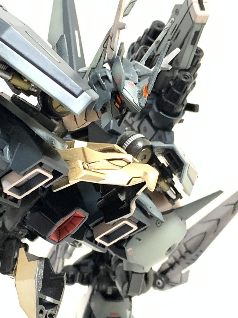 ズーム写真です!
目は6つと複眼となっており、様々な情報を分析するのに優れており、また、禍々しさをより強調するものとなってます!