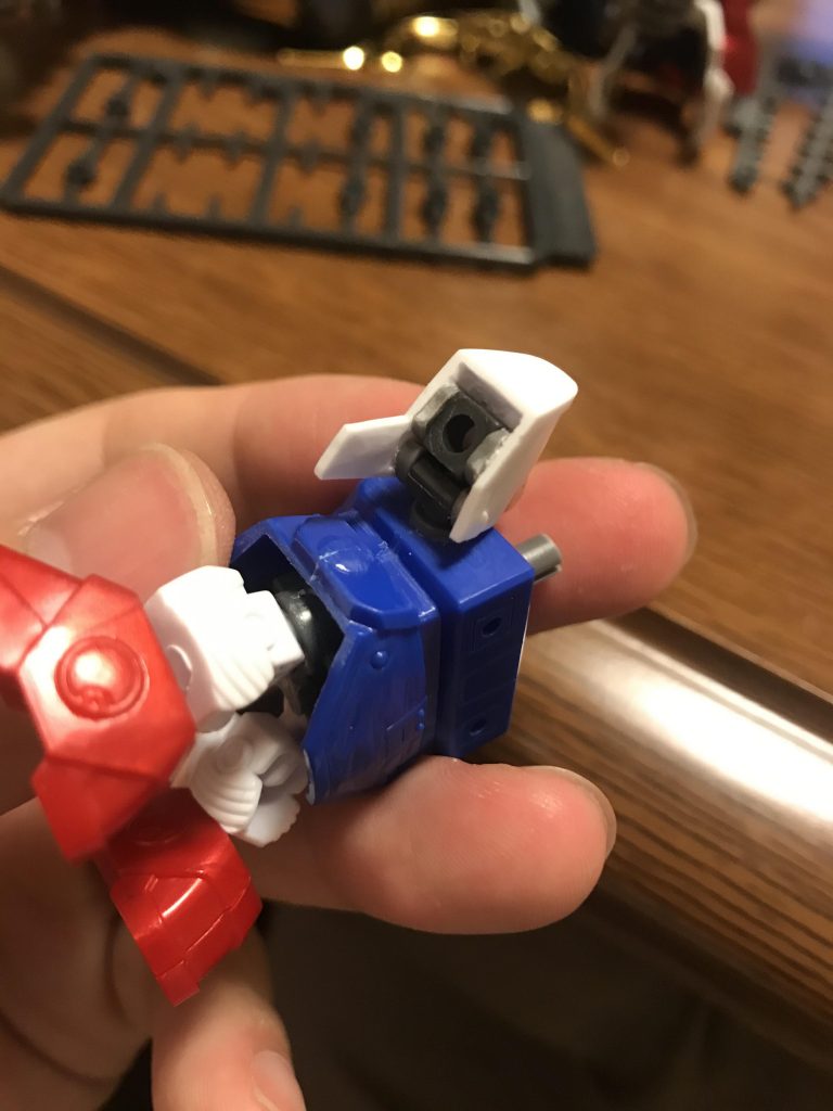 小さい肩にポリパーツ2個仕込むのは大変でした…。