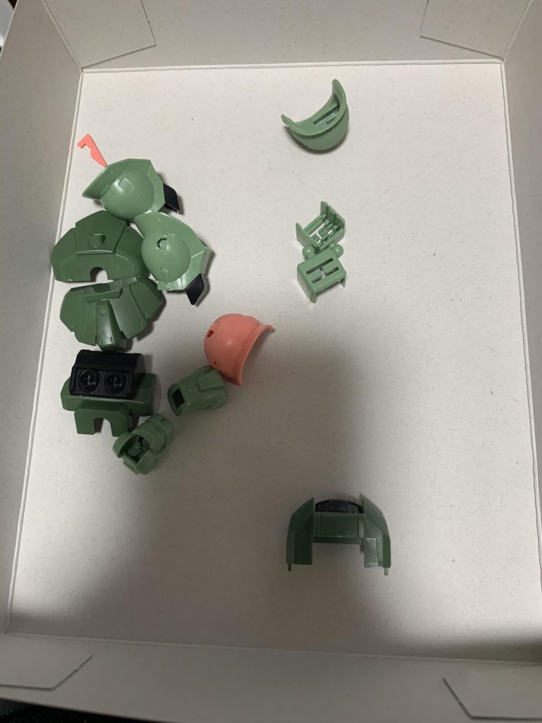 不要な部分の切除と塗装のために後ハメ加工