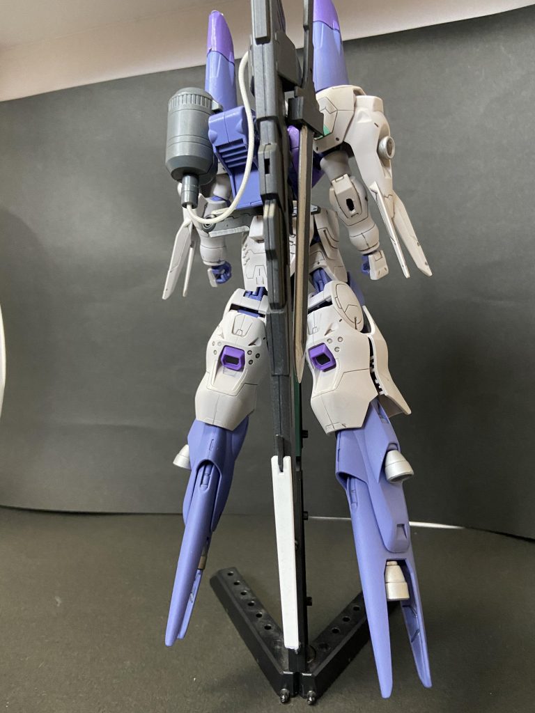 リアビュー
レールガンのリアクター、銃身は共にバックパックに装備可能
また近接武装の取り回しの試験のためグレイズ用のバトルソードも装備する