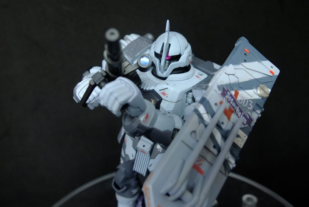 スコープやモノアイにシールを貼り付け反射を上げています
スコープはそこにUVレジンの様な接着剤を流し込みガラスっぽくしてあります