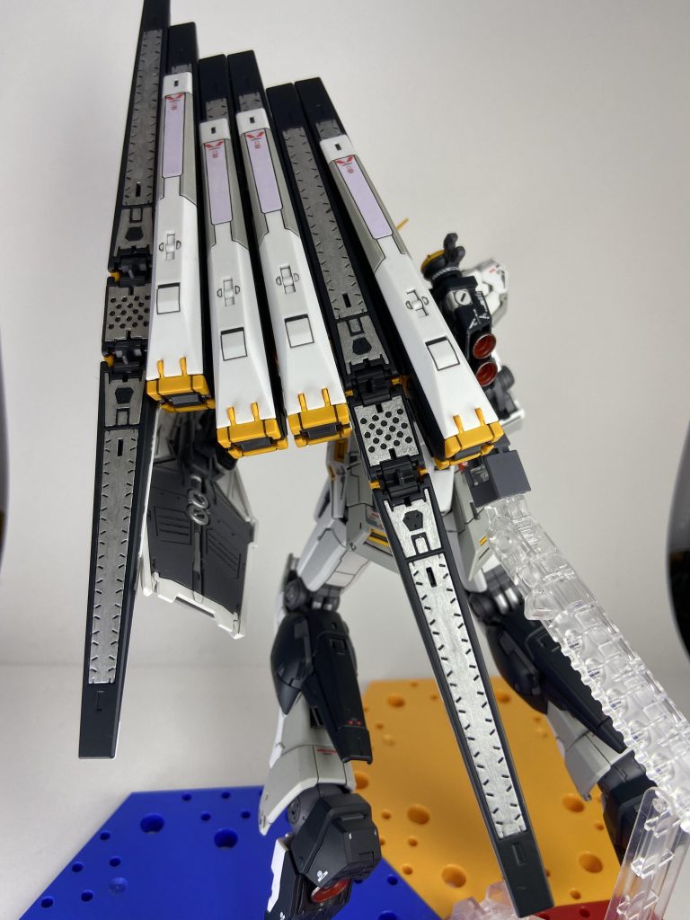 今回1番大変だったのはファンネルの塗り分けでした。12個のファンネルの塗装はまさに地獄。
グレーとラベンダー部は筆塗りでムラがあるので、アップで見るのは禁止です。