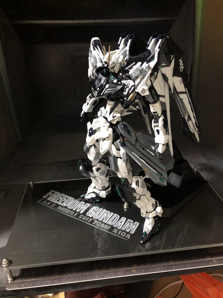 台座は時間がなかったのでホームセンターで2000円程度で揃えた材料で簡易的に作りました!
ステージに上がるとより一層筋肉が引き締まって見えますね!!