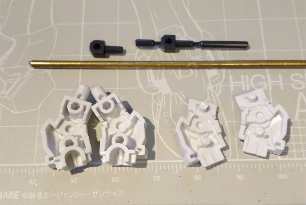 肘部の工作です。
Pキャップと真鍮棒を使って肘関節を作りました。ちょうどいい場所に凹が有り、活用できました。
バンダイ様の『可動を作ってみたら？工作し易い様にしたから』的な成型がありがたいです。