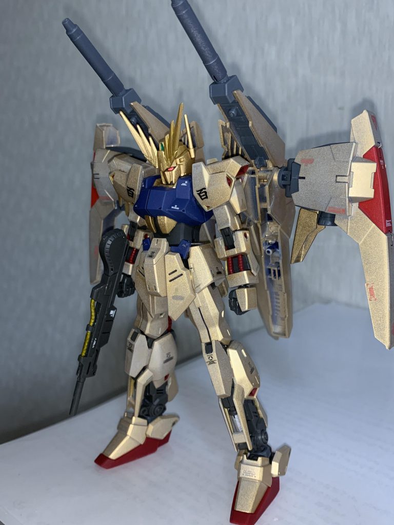 百式本体は頭部にフェネクスのブレードアンテナを装備し、よりガンダムタイプに近くなるようにしています。バックパックを塗装する関係上色を統一するため、百式本体も全塗装してあります。ビームライフルのケーブルはシルバーの上からクリアイエローで塗装しています。