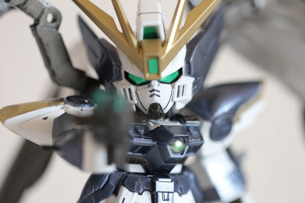 【ポージング①】
   ライフルを構えたウイングゼロ。
   ＳＤなので、こうやって構えないと、ライフルがでかすぎて先っちょが地面についちゃうんです。短足ＳＤの宿命か‥‥