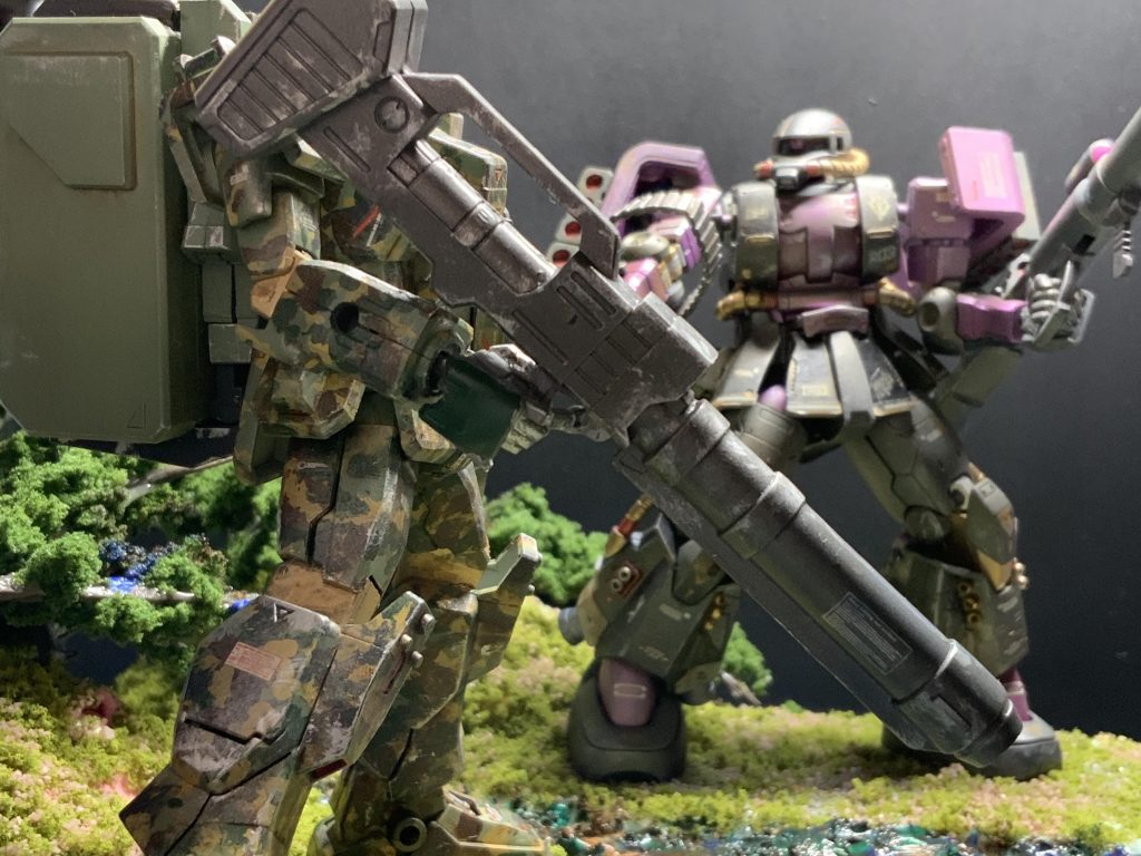 さだきち大尉は東南アジアの激戦区に降下する
と、嵐の中、迷彩の陸戦ガンダムに出会う⋯