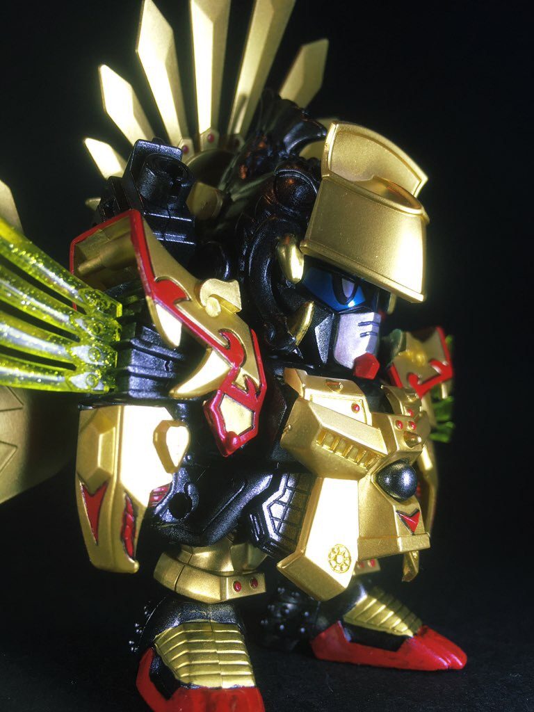 〜〜〜〜〜〜〜〜〜〜
戦国三英傑の一人、秀吉の製作を実施しました。
旧キットのリデコ品で、元キットはBB戦士の千生大将軍。
秀吉の馬印として有名な千生(せんな)り瓢箪の名を冠する通り、元々豊臣秀吉がモチーフとなっているキットです。
カラリーングは金ピカ煌びやかな装飾が強調されるよう変更されていました。
追加された特徴的形状の馬蘭後立て兜は、いかにも秀吉を象徴する太陽のような雰囲気が出ています。