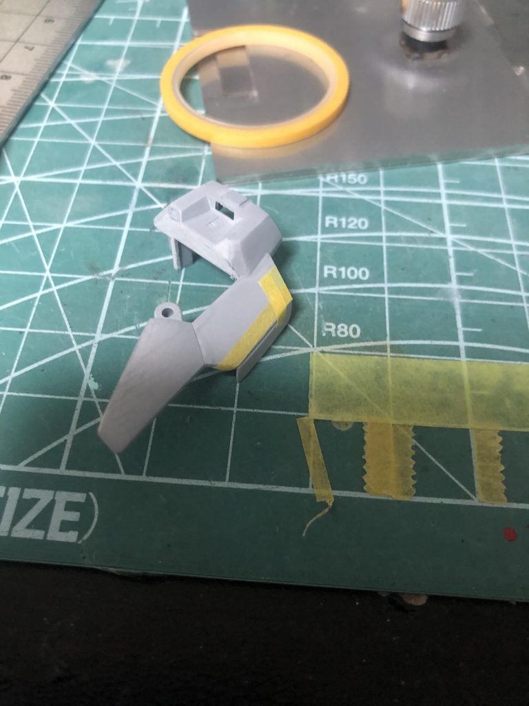 スジ彫り。
左右対象、サイズ測って正確にみたいなの超絶苦手です。
なので幅のわかっているマステでデザインしてます。この上からガイドテープ貼って彫ってます。
ちなみにこれ一度やり直してます…。