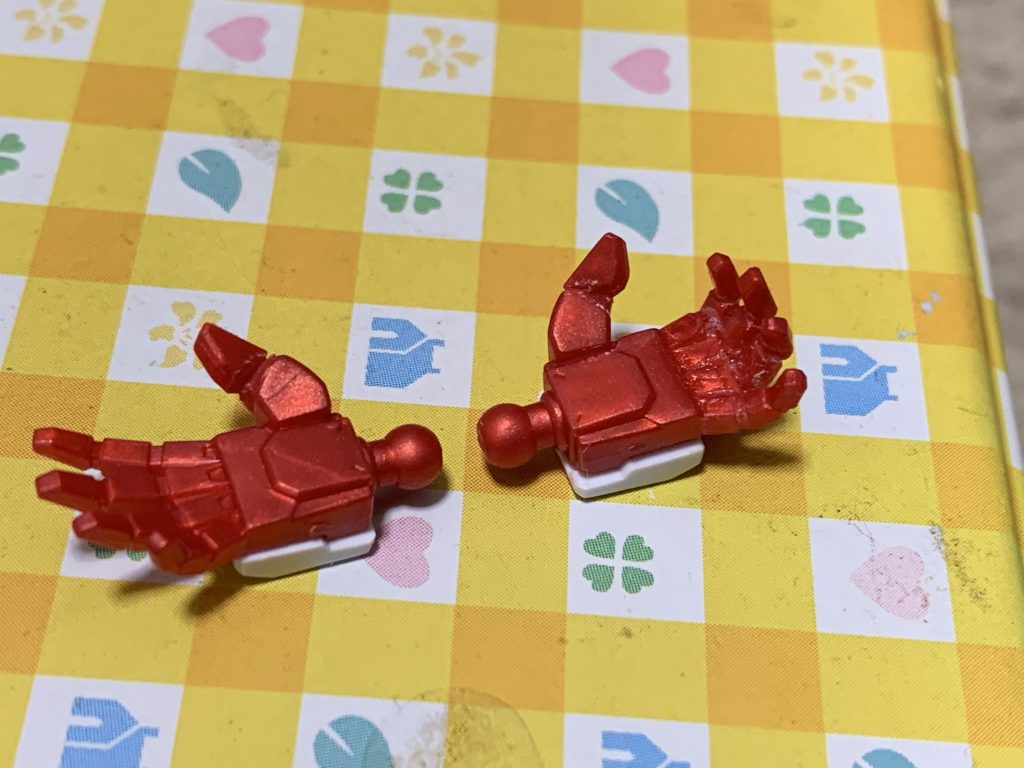 そして1番の苦行がこれ、ハンドパーツの指の角度変更ですね😅
HGサイズの指を全部切り落としてそれぞれを角度変えて再接着するのは本当に骨が折れました😭
ですが、そのおかげでイラストのポージングが出来るようになったので、これもやってよかったなと思える工作のひとつです！