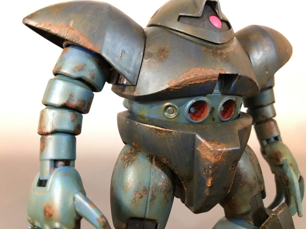 胸、ふんどし、肩パーツに大きなサビ箇所を作りえました。カッターで表面を削り、エナメルの赤サビ色と黒で塗装しました。