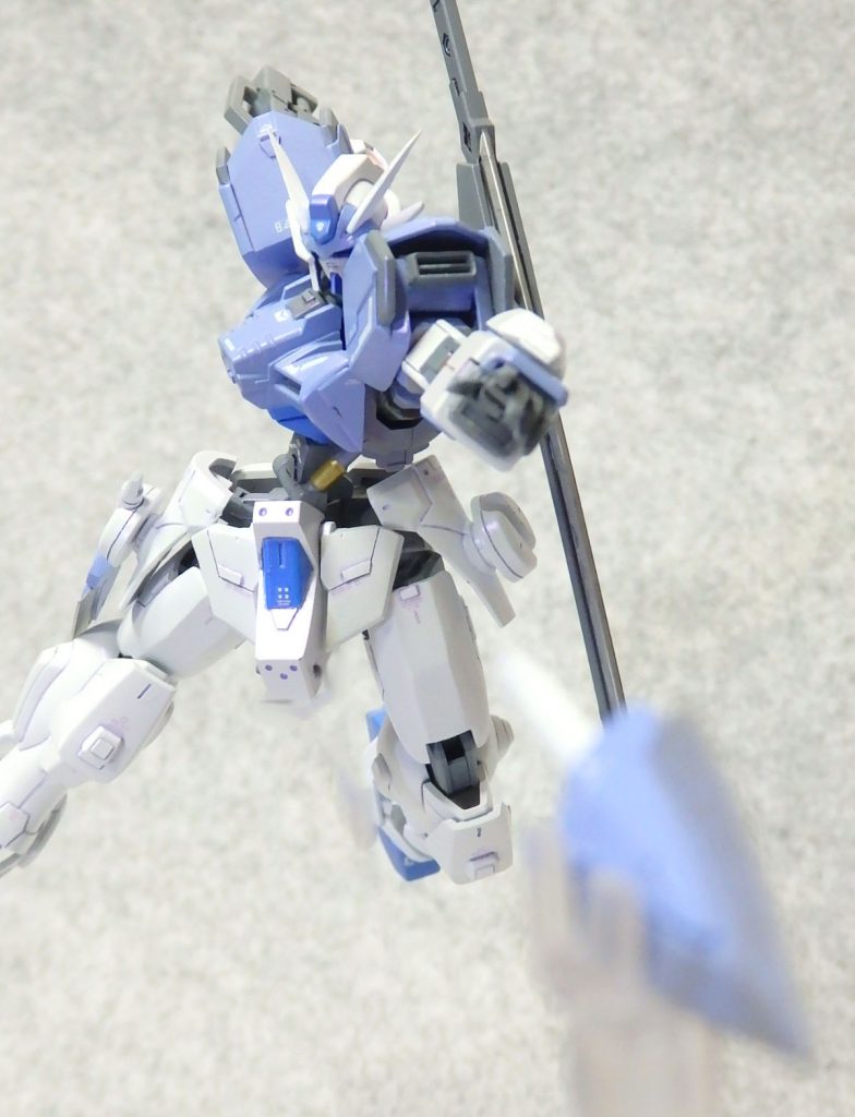 ~ACTION~
サイドアーマーの短刀は近接戦闘時に使用され、投擲武器としても使用可能となります。
ビルダーズパーツのMSソード01のパーツです。