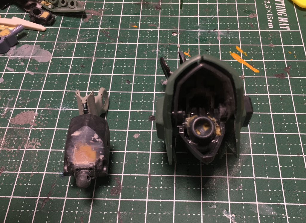 胴体は分割しボールジョイントを仕込みました。
これでポーズの自由度が結構上がっています。