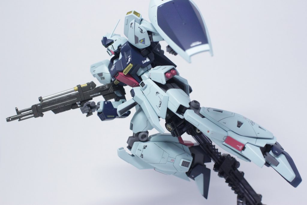 可動範囲は基本的に向上してるんですが首は襟と干渉するのであまり曲がらず。