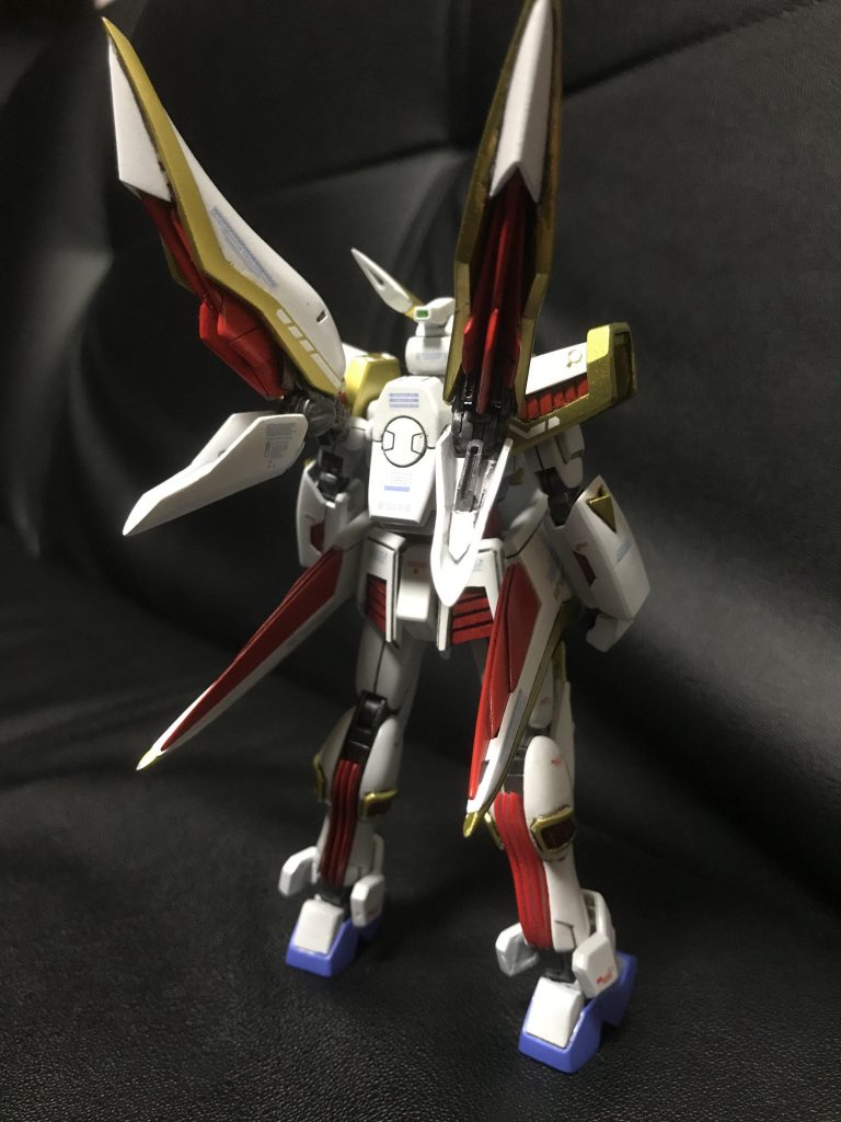 背面のウイングやスラスター、フィンなども漫画を読み込み違和感が出ない解釈で立体化しています。