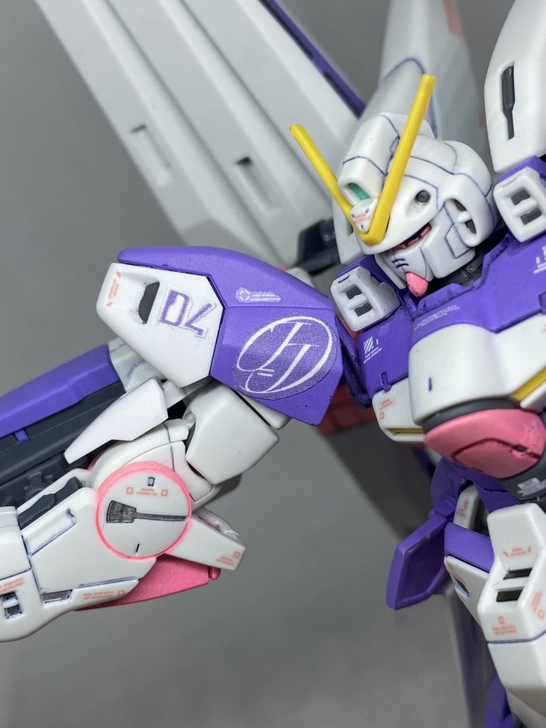 右肩に機体番号(Juice=Juiceは年齢順では上から4番目)と部隊章(Juice=Juiceのロゴ)